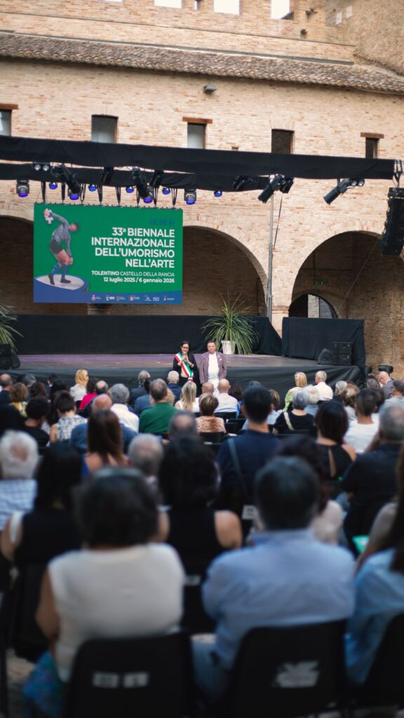 Il pubblico durante l'inaugurazione della 33ª edizione della Biennale Internazionale dell’Umorismo al Castello della Rancia, mentre esplora le opere in mostra per BIUMOR 2025